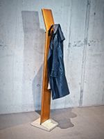 Vintage-Garderobenständer im skandi-Stil mit Steinfuss