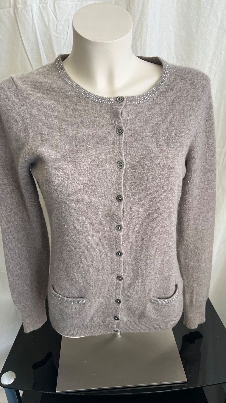 Repeat Giacche: KASCHMIR STRICKJACKE MIT STRASS VON REPEAT GR. 40 – Usato da Pfäffikon ZH venduto da Ruth8