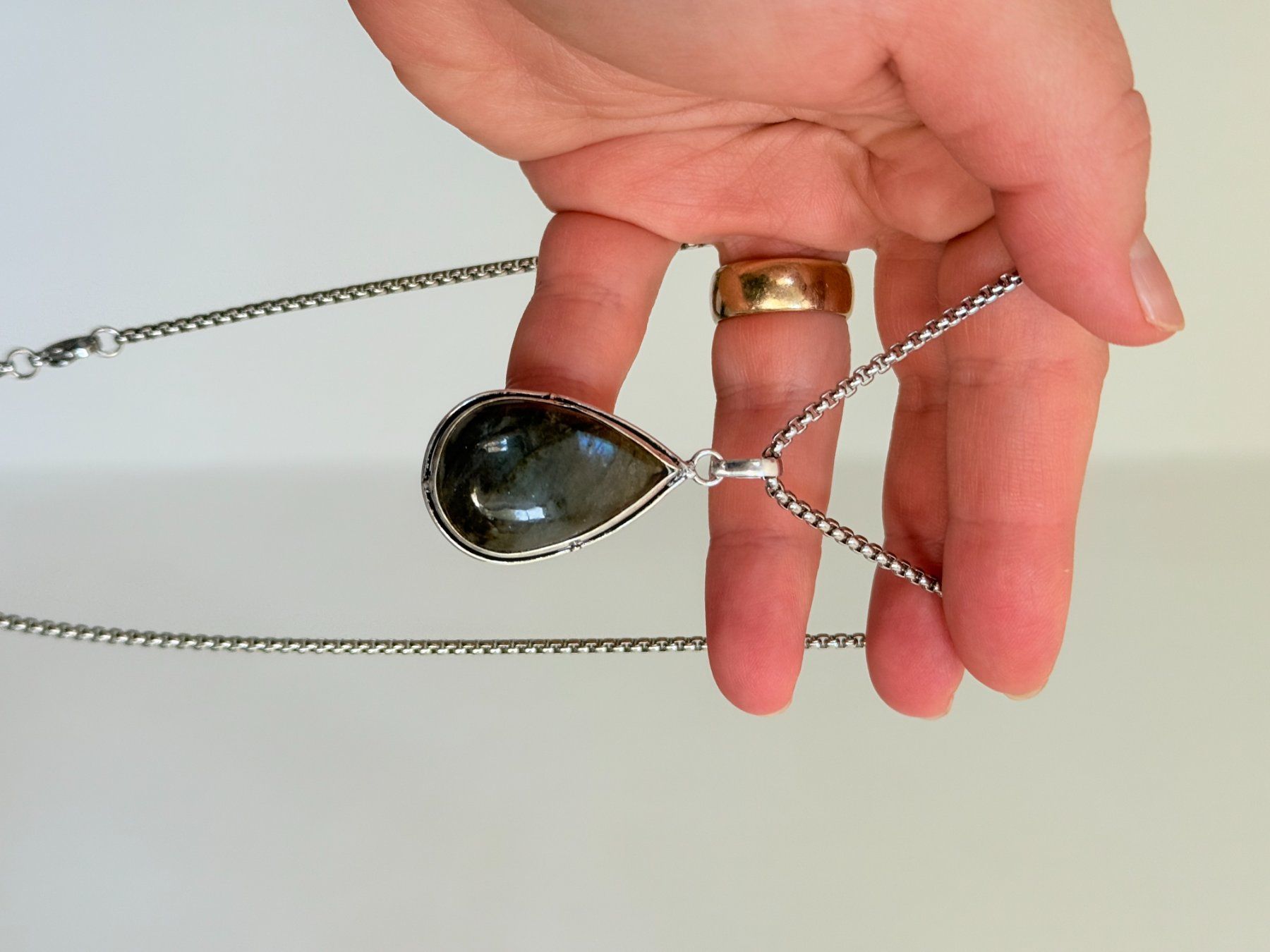 Ketten: Collier avec pendentif labradorite – Neu und originalverpackt aus Genève von AGBERG 6
