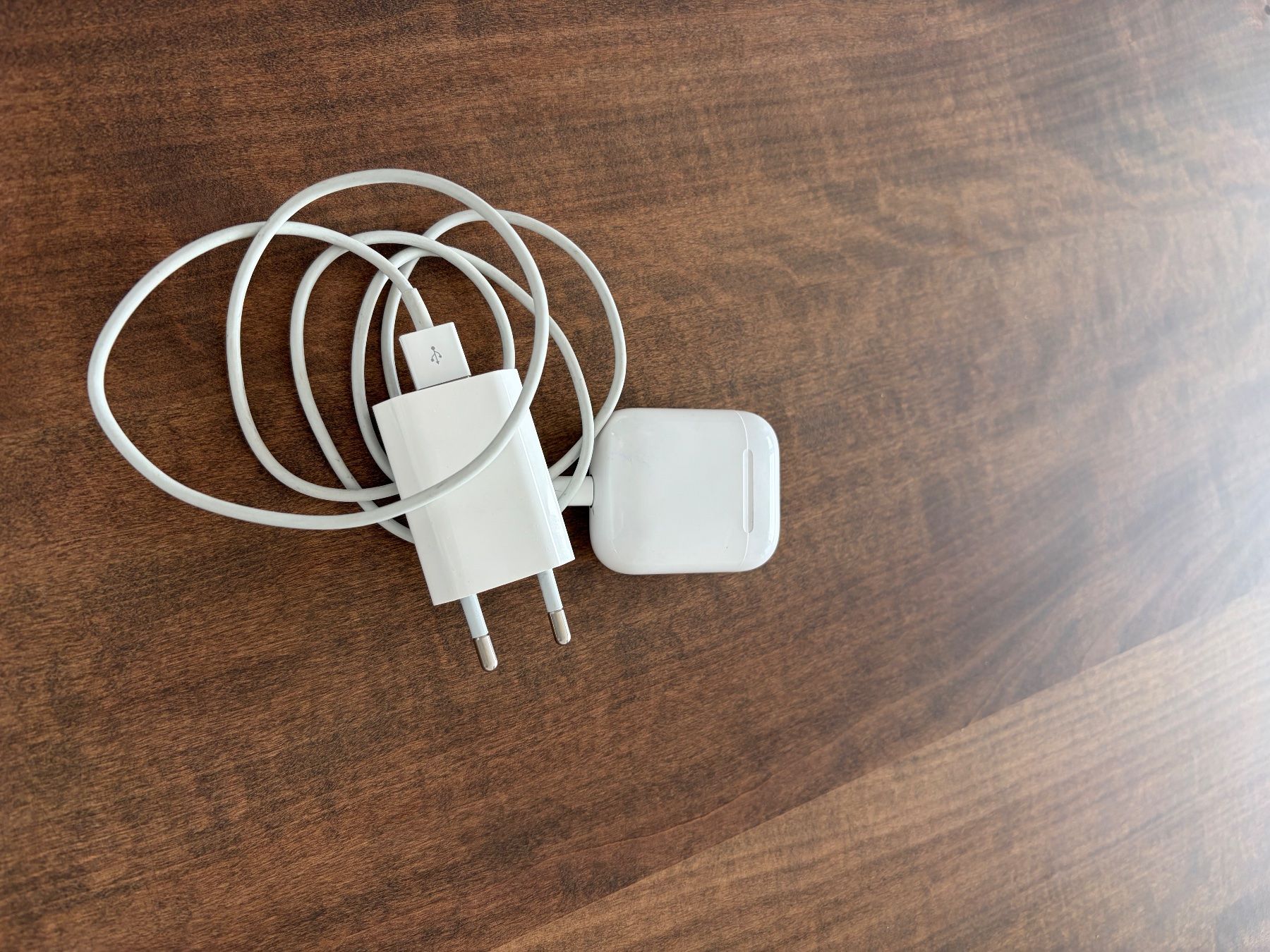 Apple Cuffie: AirPods 2. Generation mit Ladecase, inkl. Netzteil – Usato da Urdorf venduto da eneri56 2