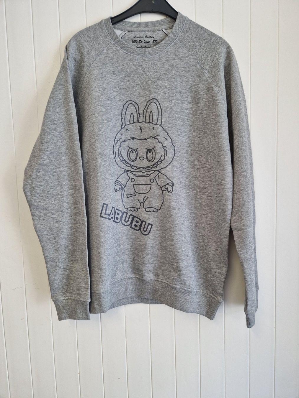 Maglioni & Felpe: Sweat GRIS applique Labubu Taille L – Nuovo e nell'imballaggio originale da St-Imier venduto da goodber