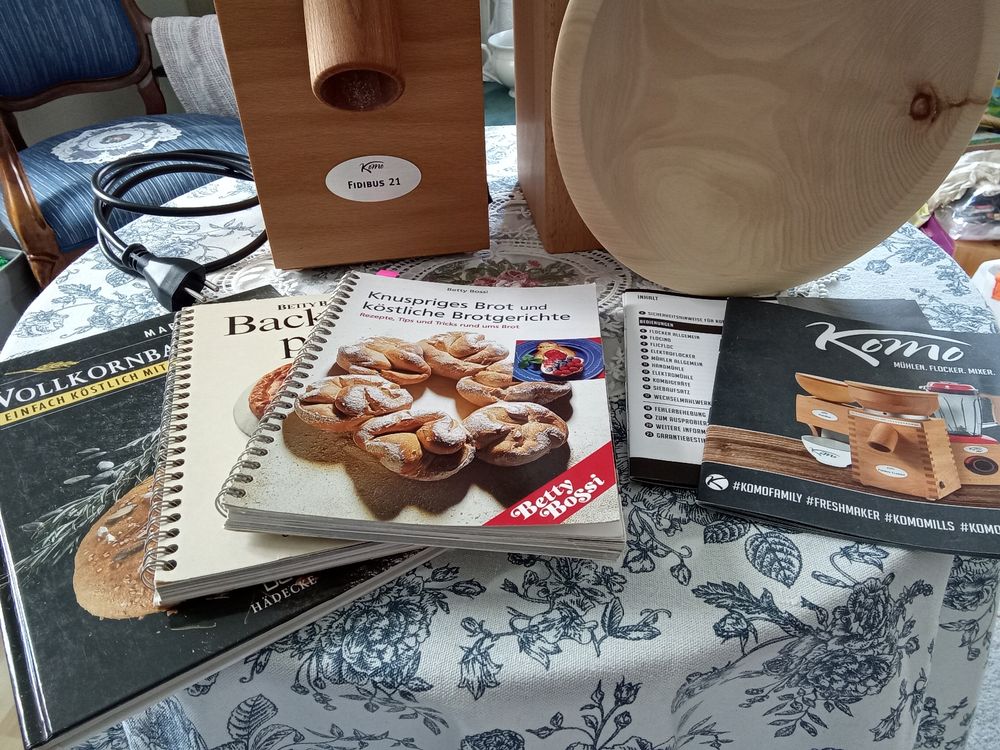 Komo Küchengeräte: Komo Getreidemühle Fidibus 21 Neu mit Zubehör – Neu und originalverpackt aus Domat/Ems von tante-emma-laedeli 6