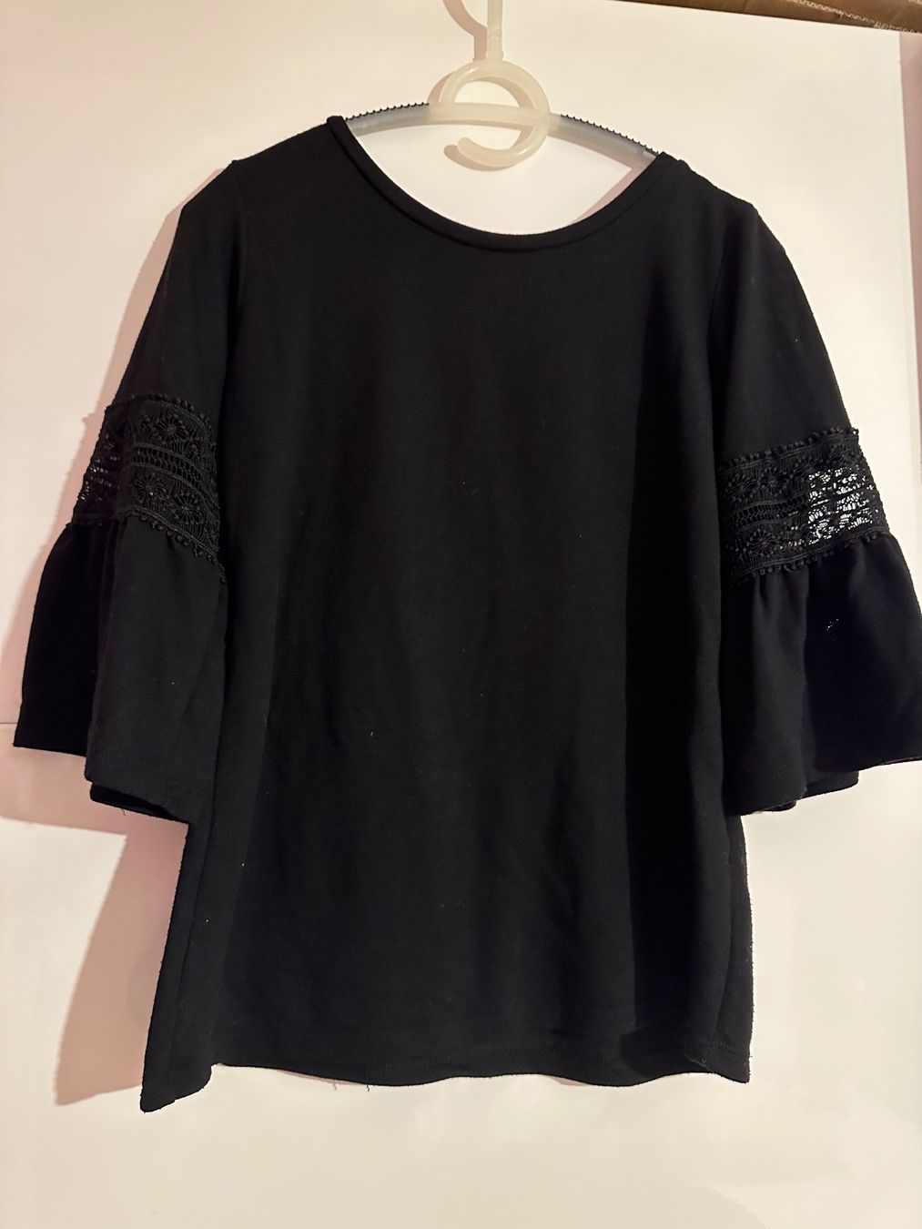 T-shirt: Schwarzes Top mit Spitze an den Ärmeln Damen – Usato da Triengen venduto da nes_l8cj