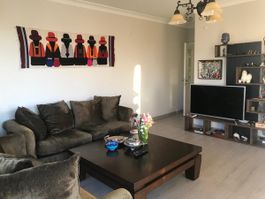 2 hochwertige italienische Sofas inkl. Kissen – sehr bequem