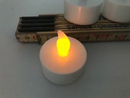 LED Teelichter mit Flamme, 4 Stk., neu