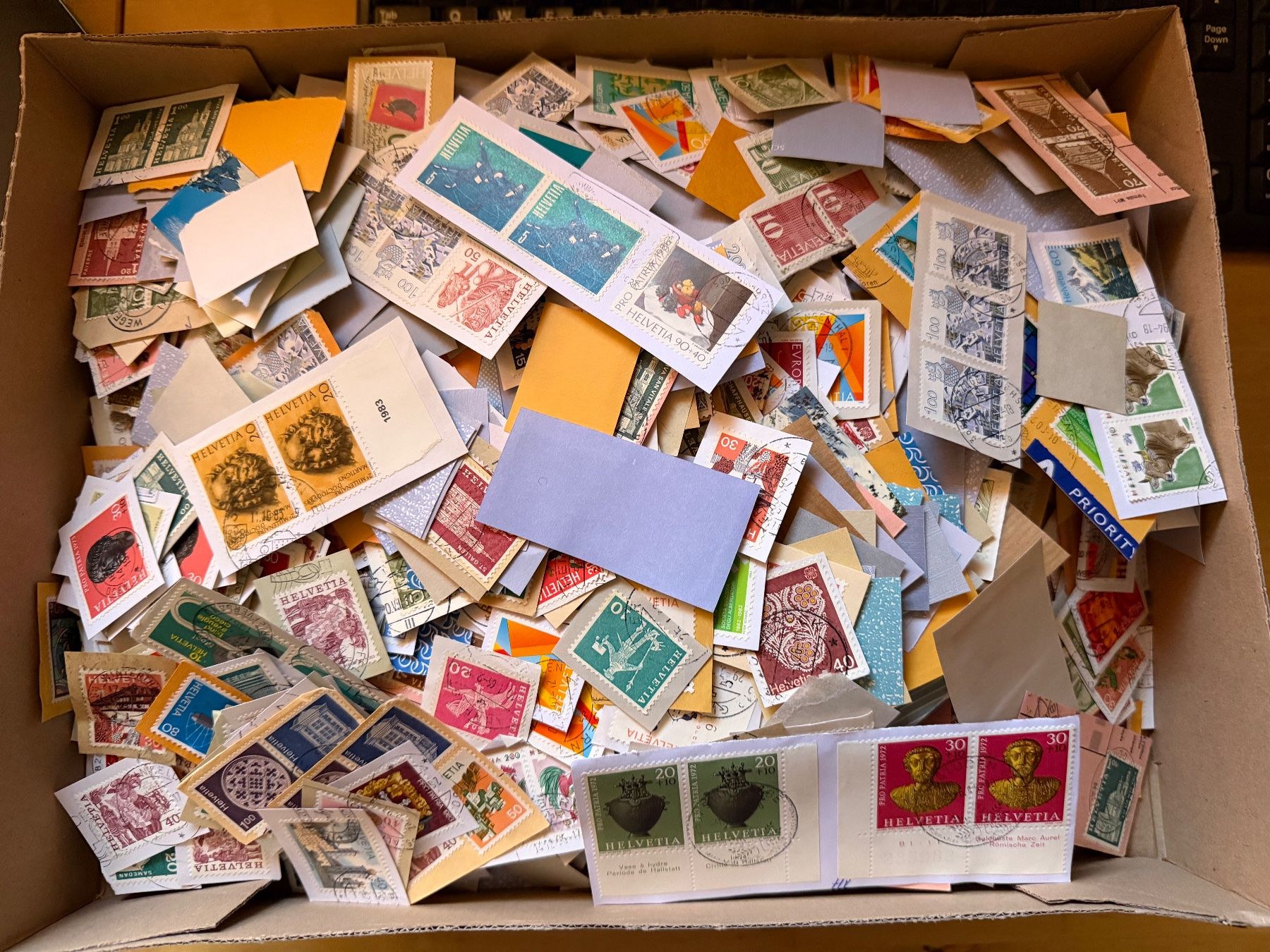 Tutti i francobolli: 1Kilo Briefmarken Schweiz auf Papier – Usato da Oberbuchsiten venduto da Rpv 2