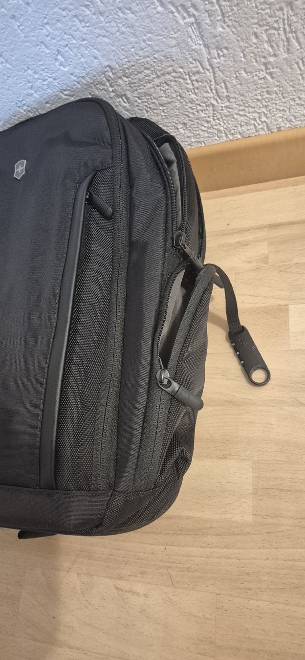 Victorinox Zaini: Victorinox Rucksack schwarz – Usato da Schwyz venduto da Vesparider01 7