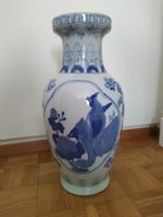 Grand vase de sol style chinois en porcelaine bleu et blanc.
