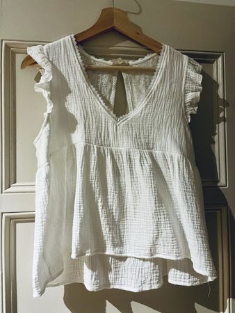 Blusa/top bianco in cotone garzato con pizzo – stile romanti