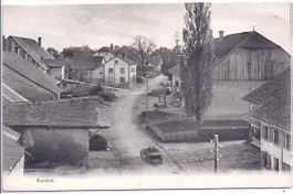 ASSENS, voiture au centre du village