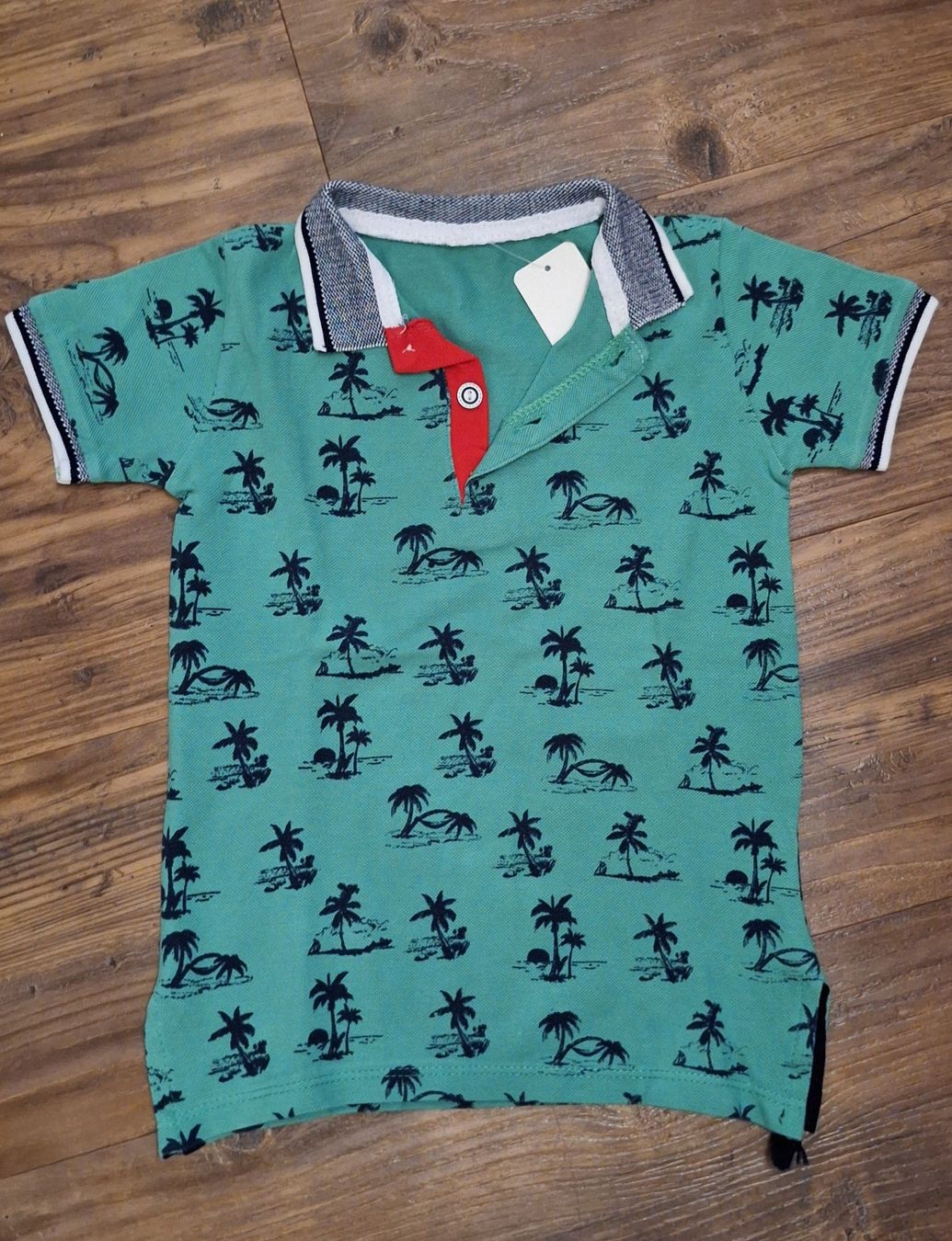 Hemden, T-Shirts & Polos: Kinder Poloshirt Palmenmuster Grösse 110  – Gebraucht aus Morschach von son_8fqy