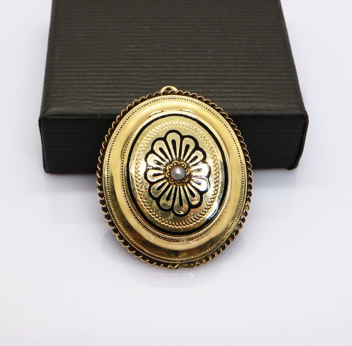 Ciondoli: Antikes Medaillon in 14K Gold mit Emaille – Usato da Dürnten venduto da schmucklicher