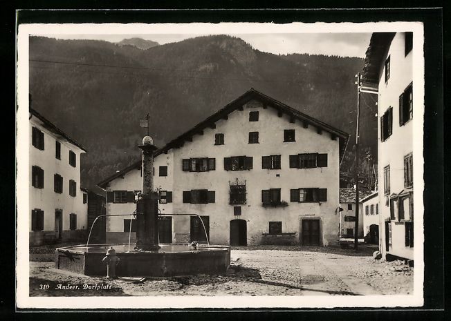 Cartoline postali: AK Andeer, Dorfplatz mit Brunnen – Usato da Berlin venduto da bartko-reher