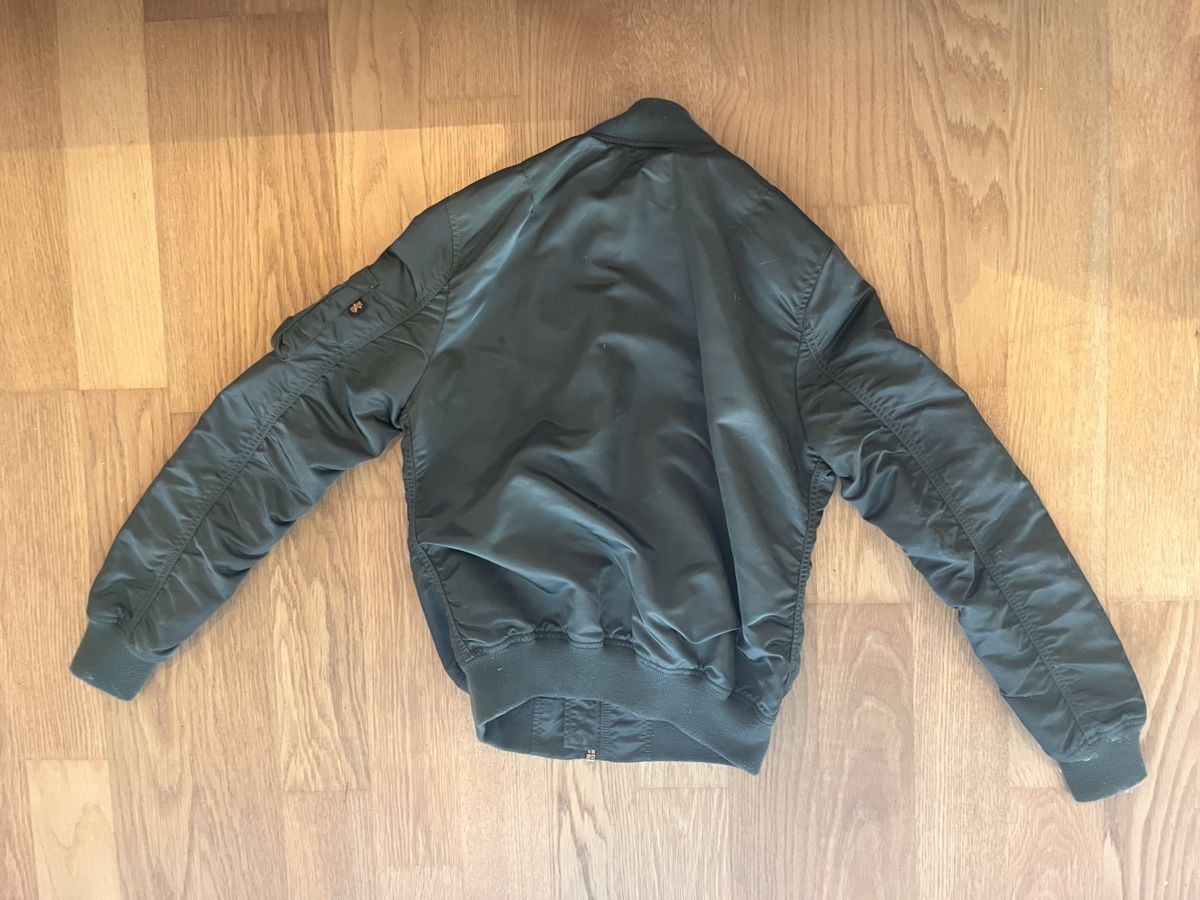 Alpha Industries Jacken: ALPHA INDUSTRIES Bomberjacke Kahki/Gold – Gebraucht aus Visperterminen von jael_andenmatten 1