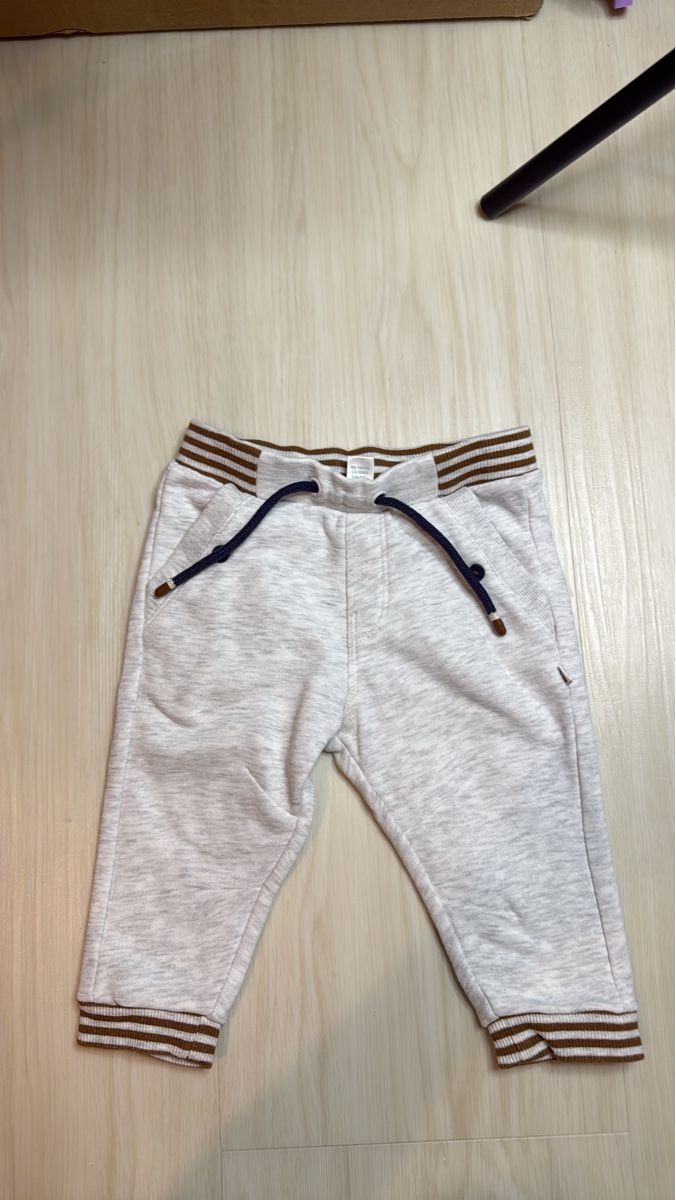 Hosen: Grey jogging bottoms with striped cuffs, size 12 months – Gebraucht aus Effretikon von lio_gjr8