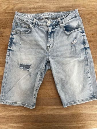 Shorts en jean délavé gris, bon état