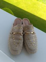Slipper mit goldfarbenen Nieten/einmal getanzt