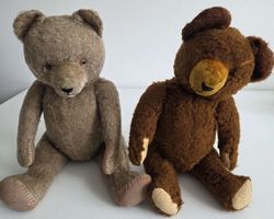 Zwei sehr alte Teddybären verschiedene Grössen bespielt