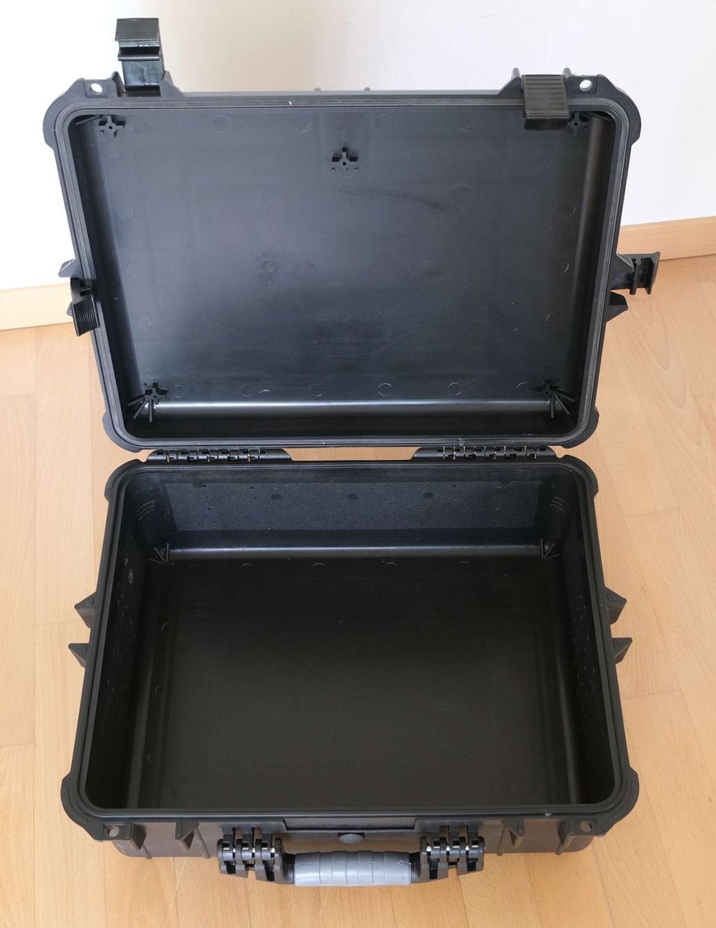 Valigie: Robuster Outdoor-Koffer aus Kunststoff – Usato da Stäfa venduto da cka_5r5z 2