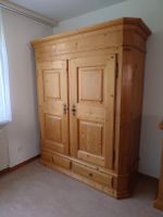Massive Holzschrank mit 2 Türen und 2 Schubladen