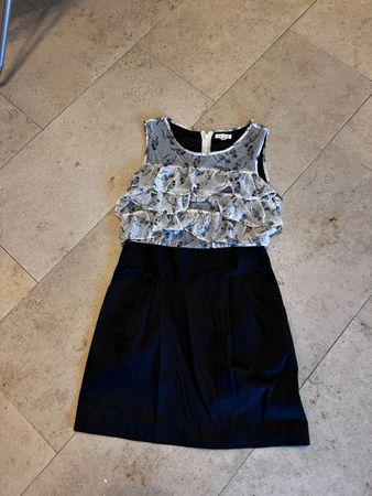 Kleid Is On Grösse M schwarz/weiss Blumenmuster guter Zustan