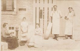 Steffisburg (BE) – Bäckerfamilie vor der Backstube