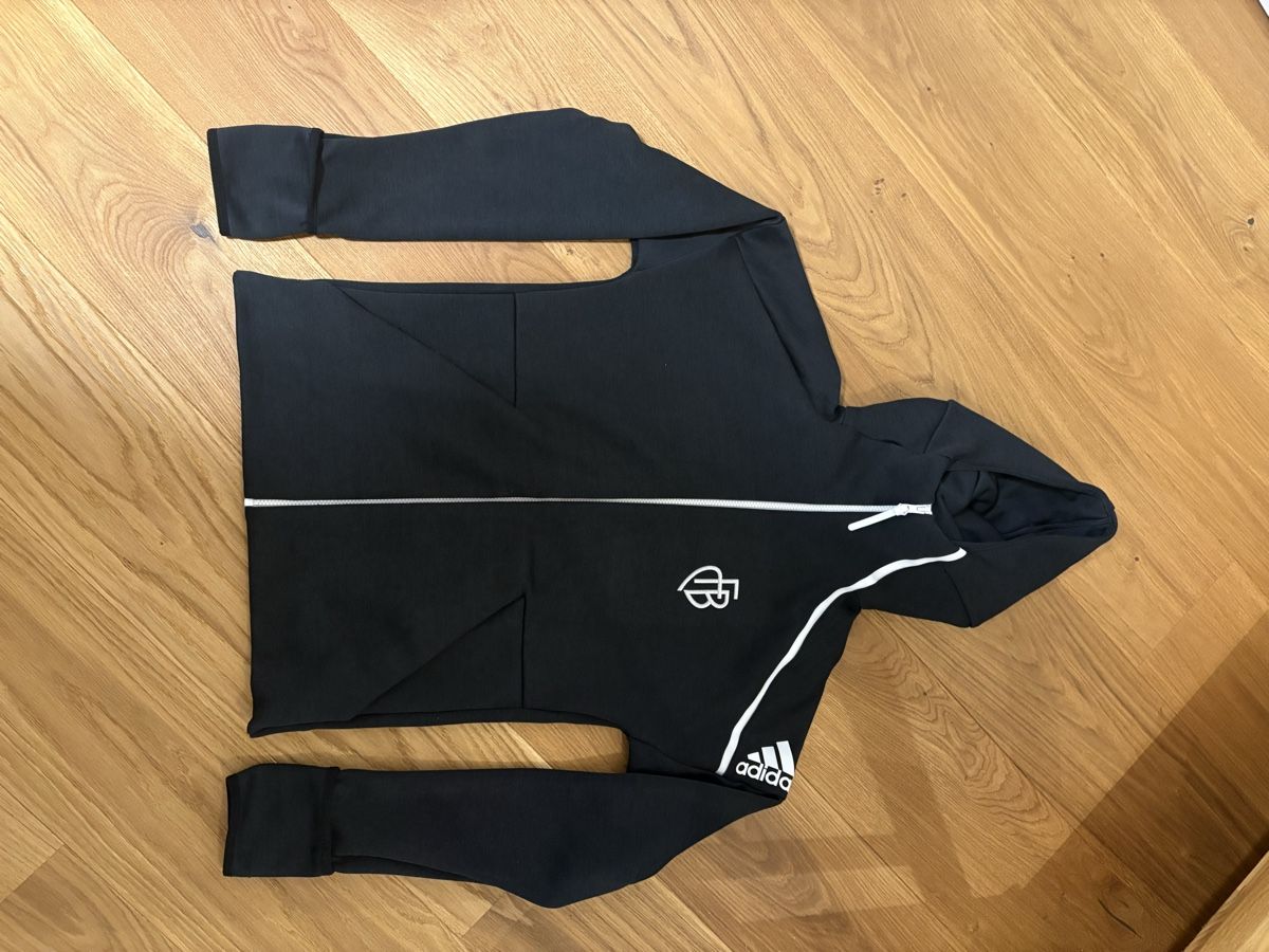 FC Basel Leibchen & Hosen: FC Basel Jacke schwarz Grösse S – Gebraucht aus Koppigen von kaiseralain
