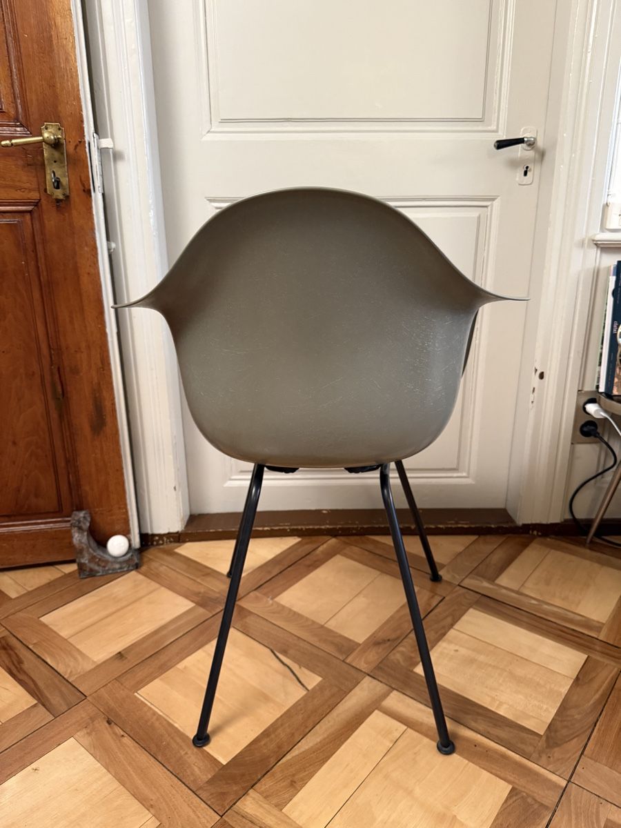 Eames Sedie: Eames Armchair Fiberglass, H-Base – Usato da Altdorf UR venduto da StayClassy 2