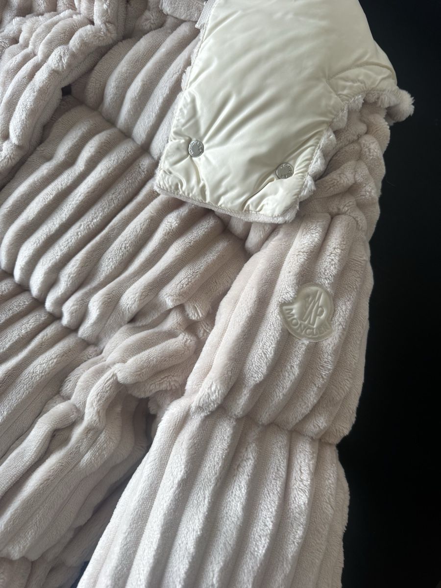 Moncler Giacche: RARE Moncler Down Jacket - Plush Corduroy, Size 1 – Nuovo (secondo la descrizione) da Zürich venduto da forestF4iry