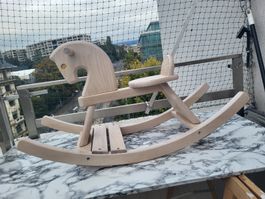 Cheval à bascule rénové.