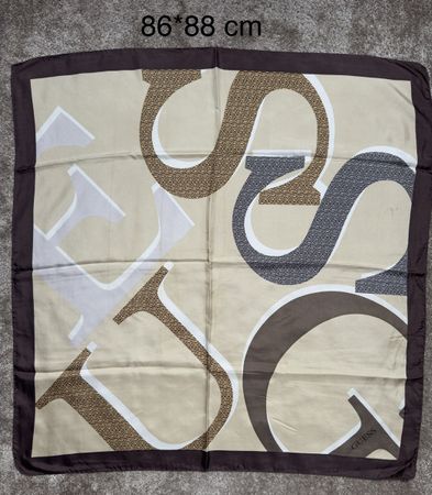 Foulard Guess en soie – 86 x 88 cm