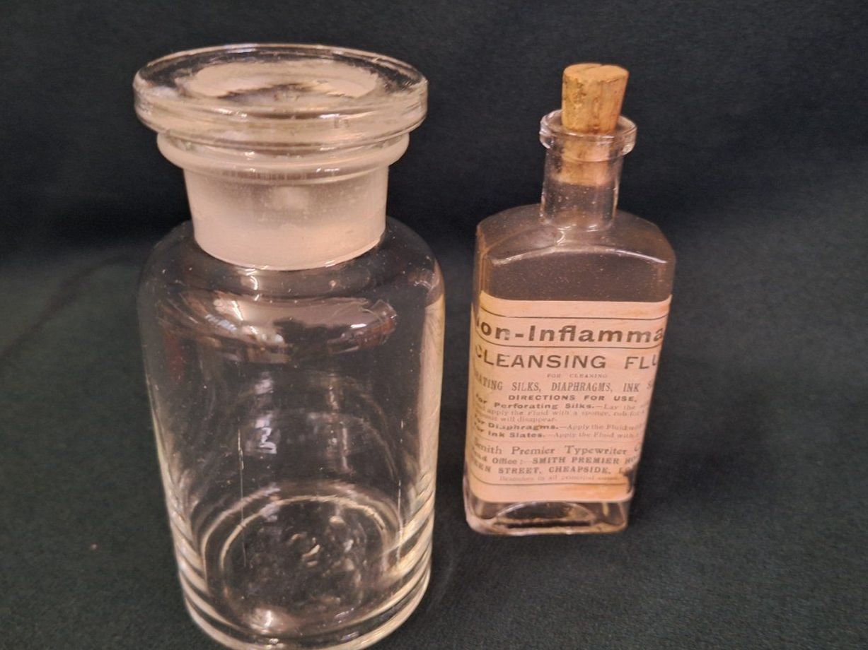 Matériel de laboratoire: 2 alte Apotheker Fläschchen – D'occasion à Arlesheim par shopradl