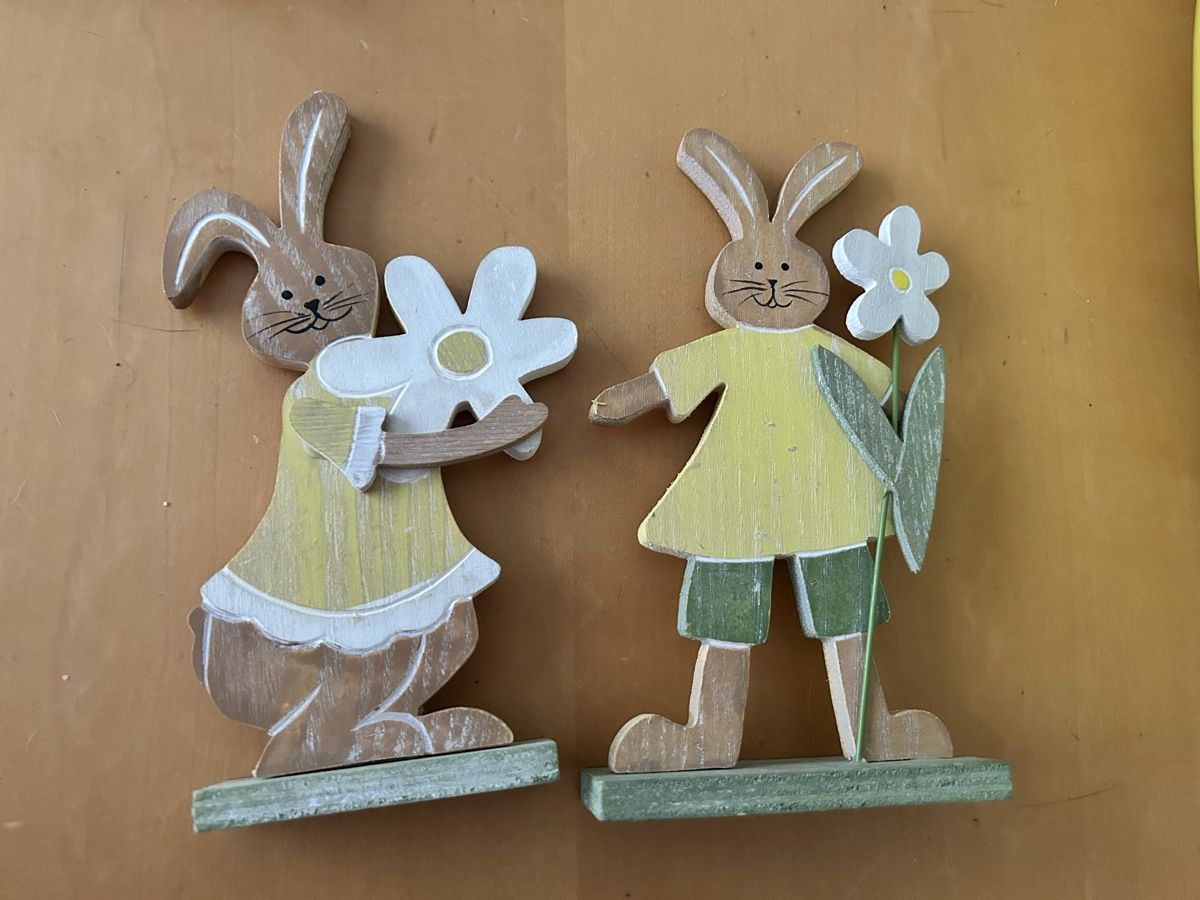 Figuren: 2 Osterhasen Holzfiguren dekoriert – Gebraucht aus Safenwil von 551renate