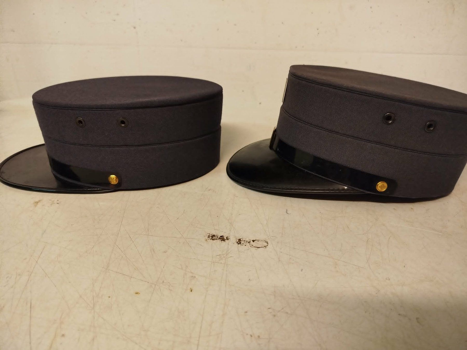 Copricapi, berretti & cappellini: 2 X Chapeau de facteur – Usato da La Chaux-de-Fonds venduto da Emmaus2300CDF 1