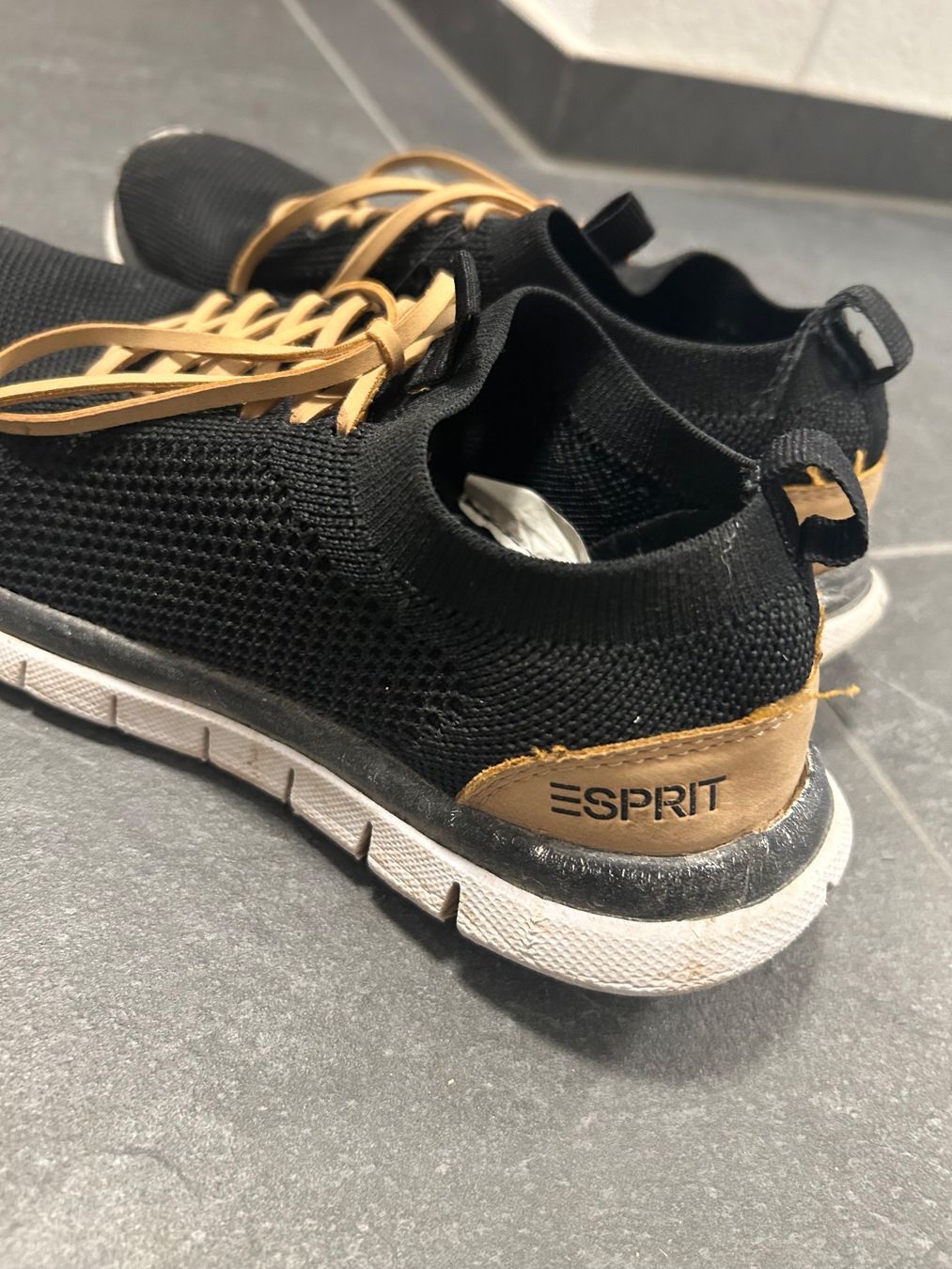 Esprit Scarpe da donna: Baskets Esprit noires et beige – Usato da Bôle venduto da sev_n85b 1