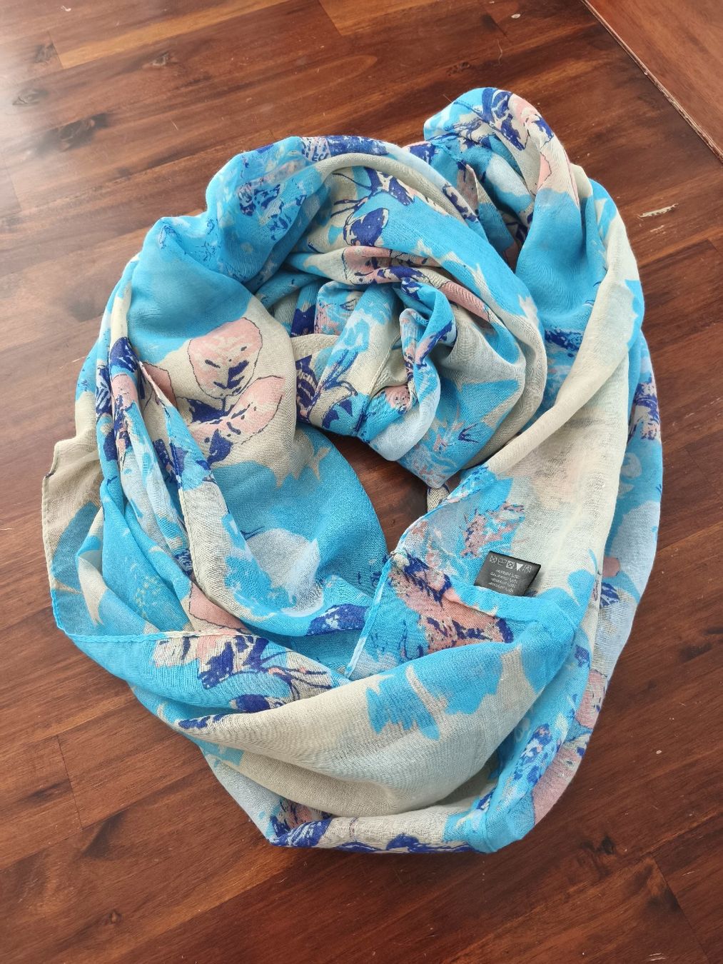 Foulard & Sciarpe: Loop- Schal mit blauem Blumenmuster – Neu – Nuovo (secondo la descrizione) da Wohlen AG venduto da art_9qvl