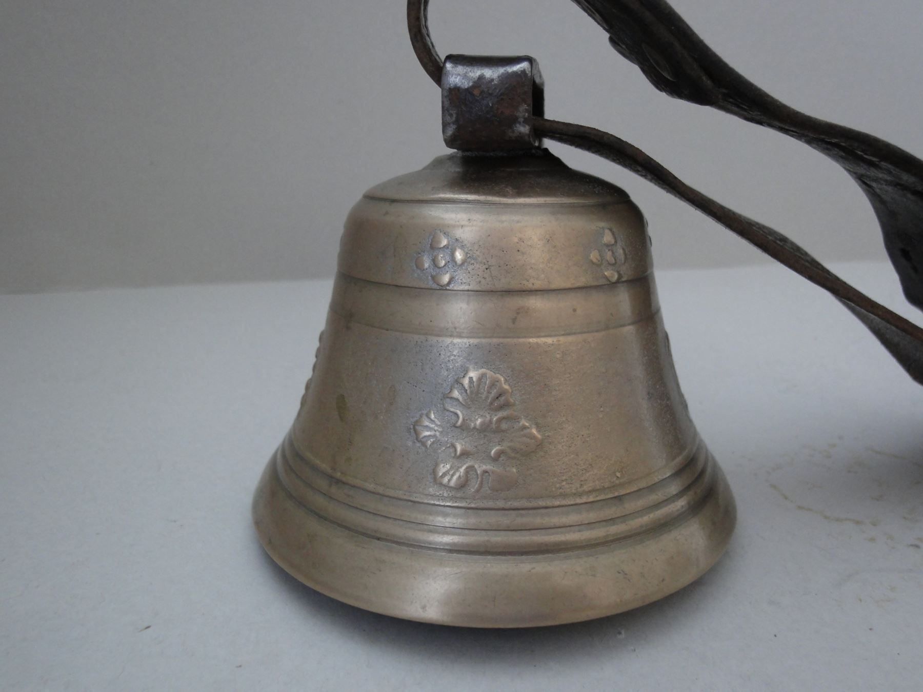 Cloches & sonnailles: Alte Glocke mit Riemen – D'occasion à Chur par omonia 2