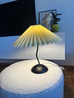 Hübsche geschwungene Tischlampe mit grünem Plisseeschirm