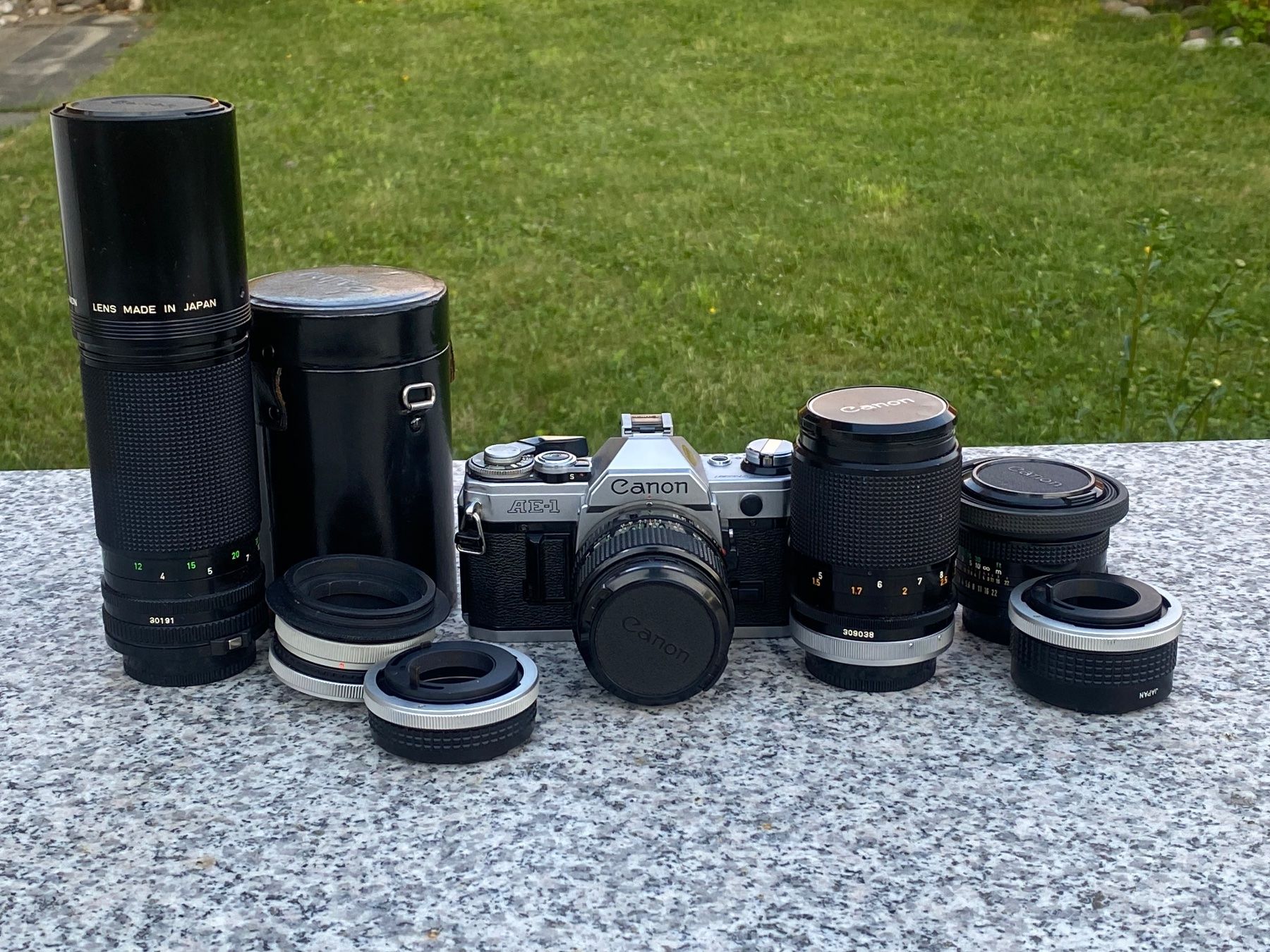 Canon Fotocamera: Canon AE-1 avec beaucoup d'objectives – Usato da Gisikon venduto da sombenin