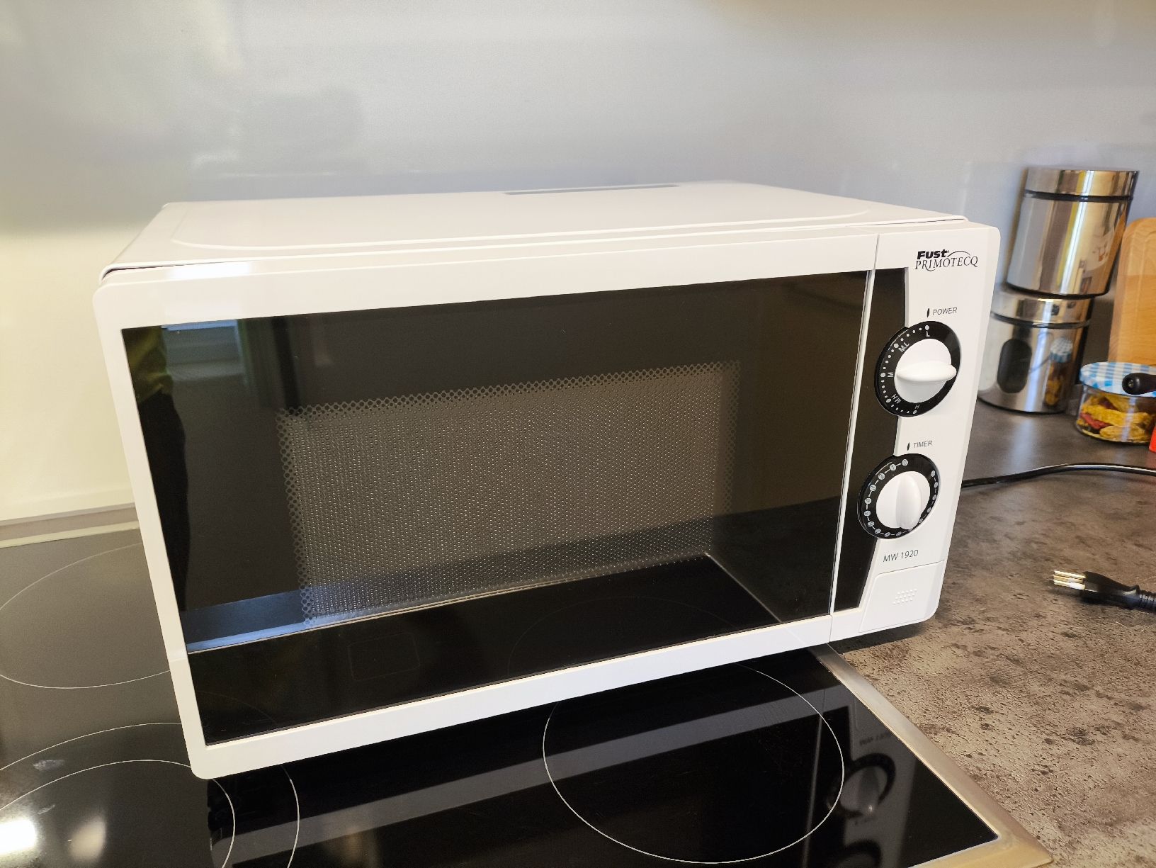 Primotecq Fours: Fust Primotecq Mikrowelle 700W – D'occasion à Weggis par TNT14