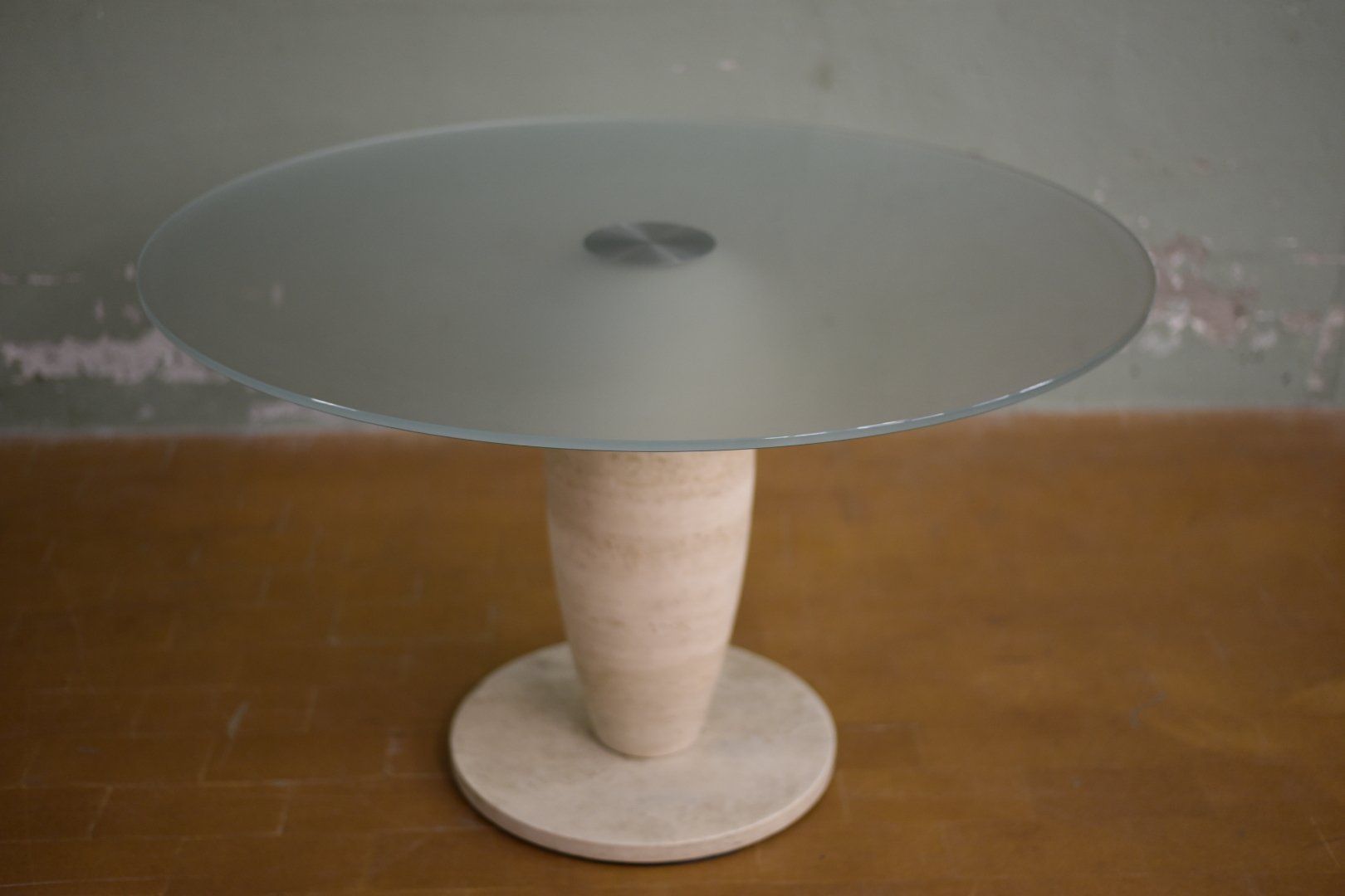 Tavoli: Designer Tisch aus Travertin und Glas – Usato da Lichtensteig venduto da UsedIN 3