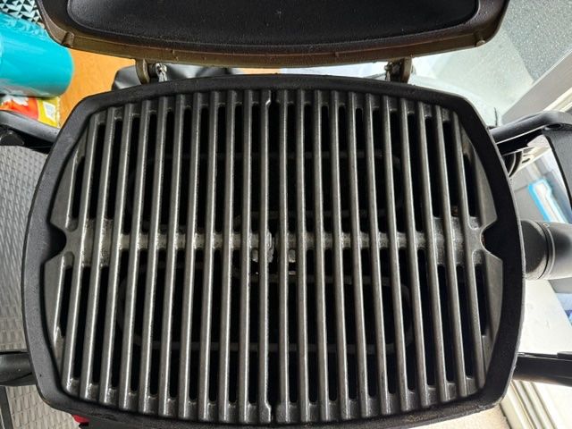 Weber Griglie: Weber grill with cover – Usato da Luzern venduto da lynluv2shop 3