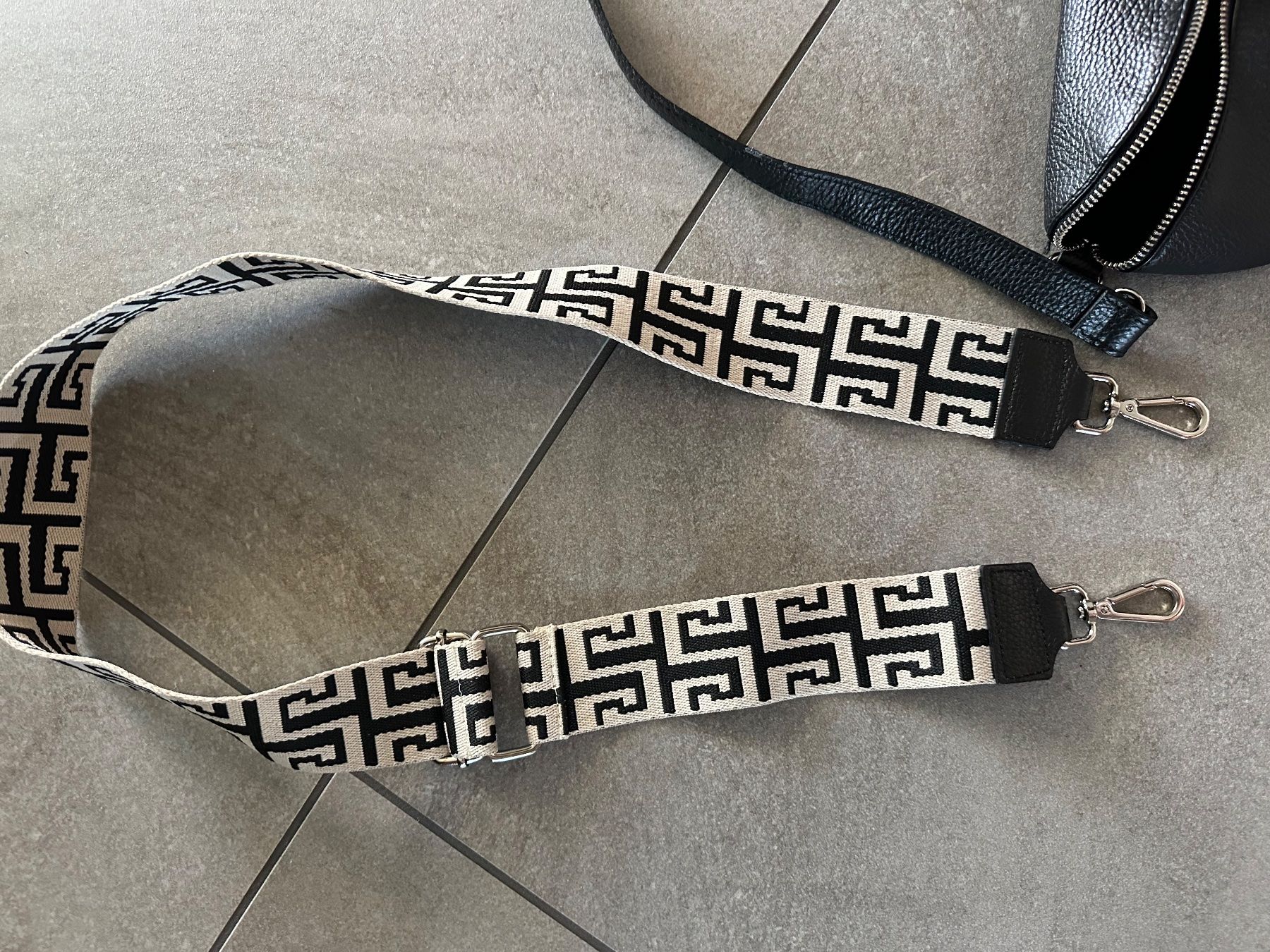 Borse da donna: Leder Umhänge/-Bauchtäschli schwarz mit 2 Bändel – Usato da Pfäffikon ZH venduto da RIGI70 2