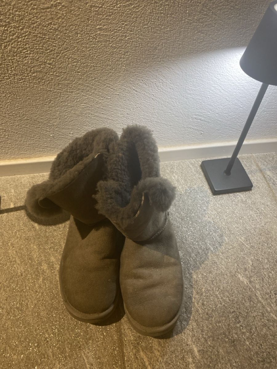 Ugg Scarpe da donna: Stivale Ugg – Usato da Davesco-Soragno venduto da Chichijango 2