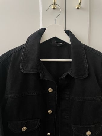 Herbstjacke mit goldenen Knöpfen