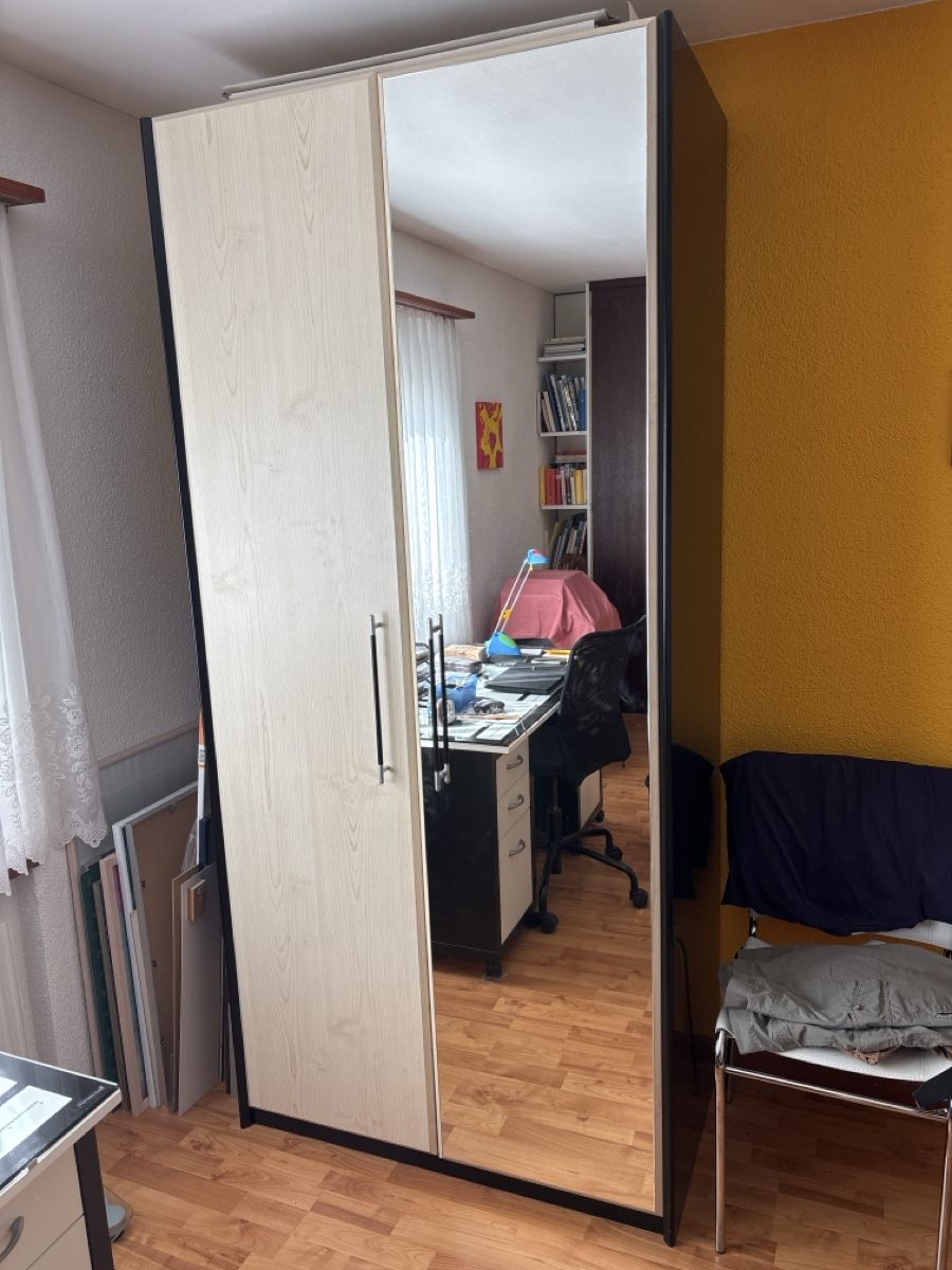 Armoires: Kleiderschrank mit Spiegel – D'occasion à Egerkingen par Verena006