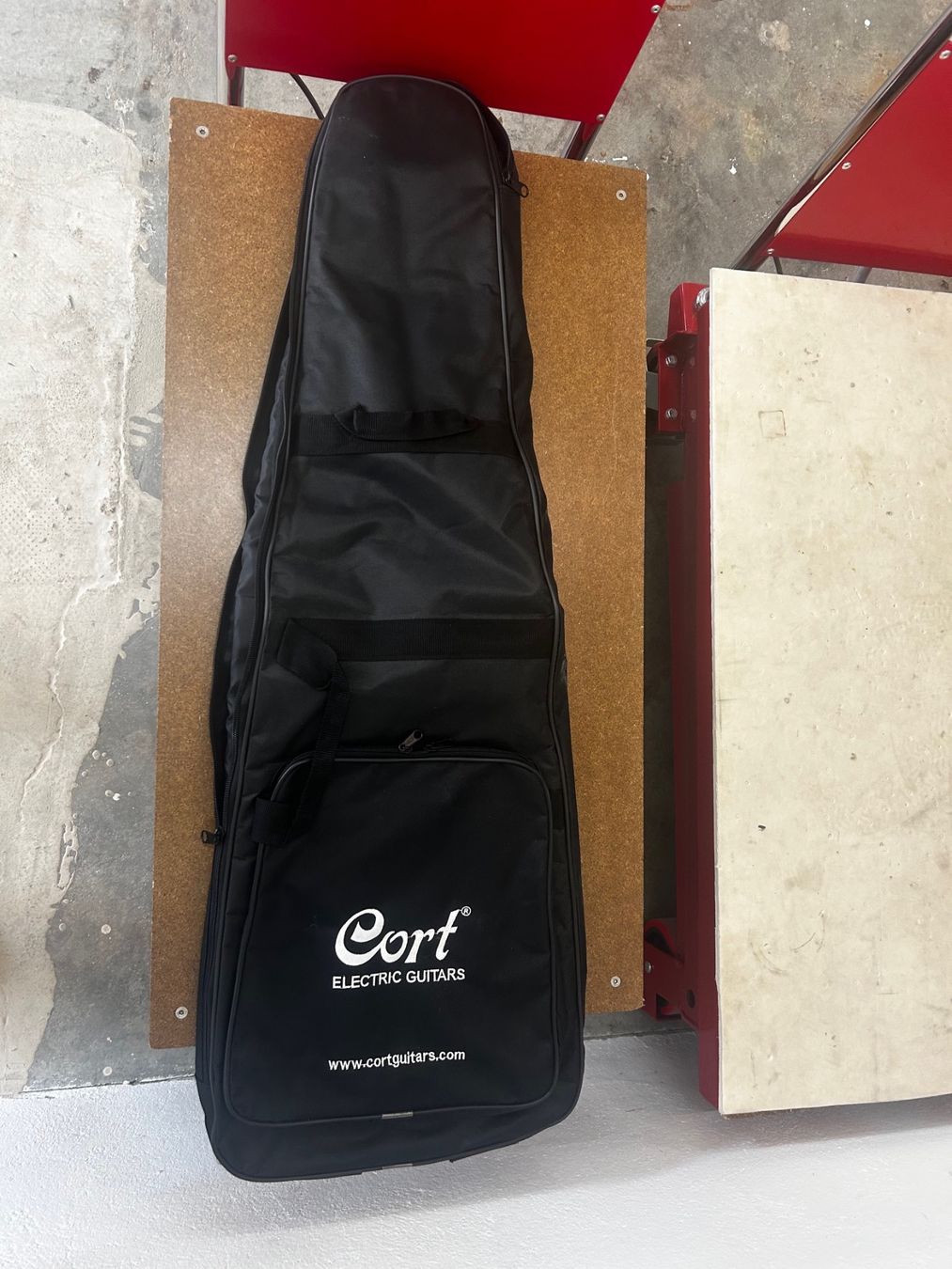 Cort Strumenti musicali: Cort Electric Guitar Bag - neu – Nuovo (secondo la descrizione) da Gletterens venduto da atmusicstore