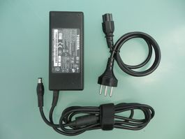 24) Toshiba Netzteil  - PA-1900-22 - 90 Watt