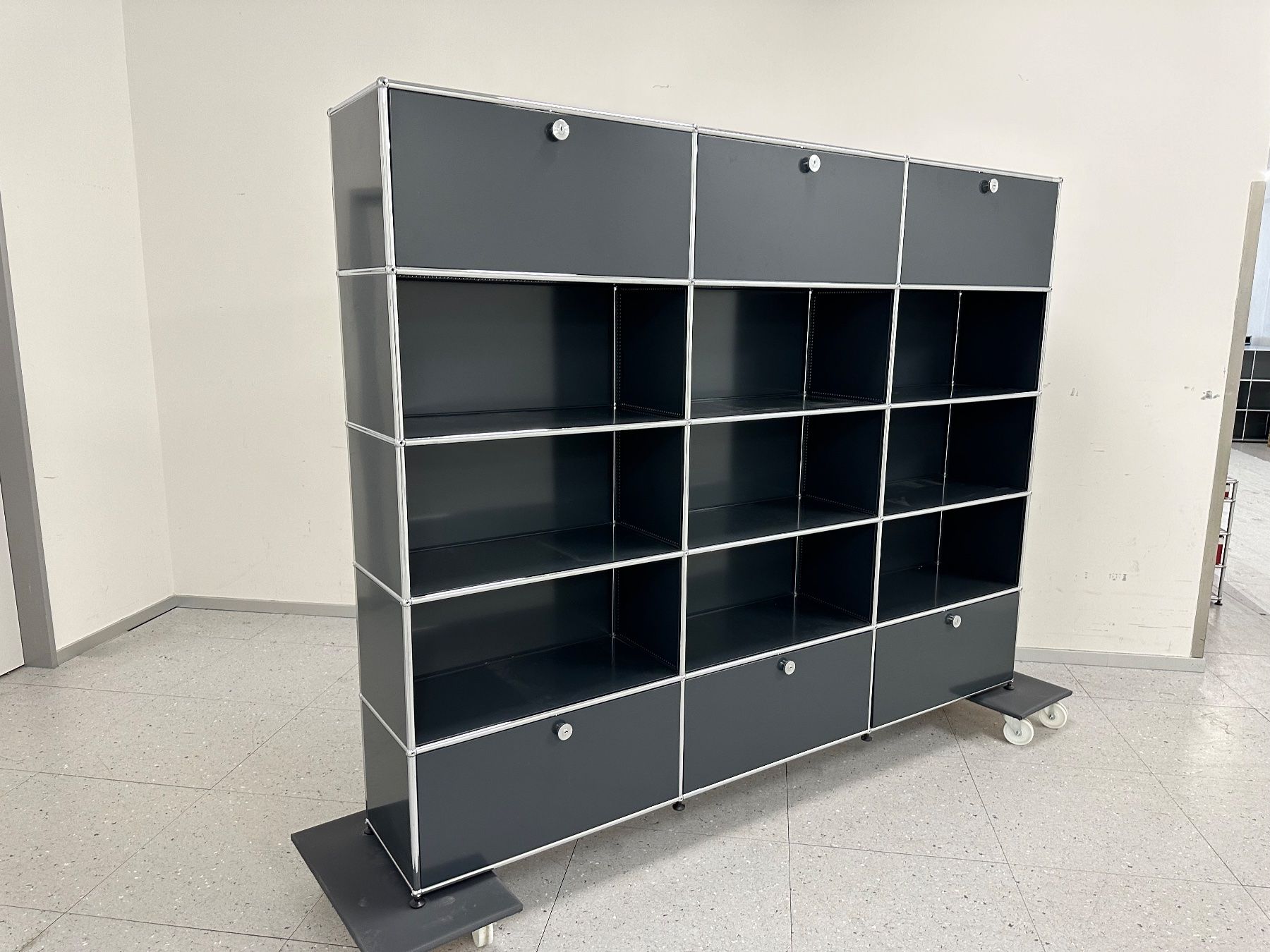 USM Scaffali: USM Highboard 3x5 Anthrazitgrau, Top Zustand – Usato da Grenchen venduto da Design-Outlet