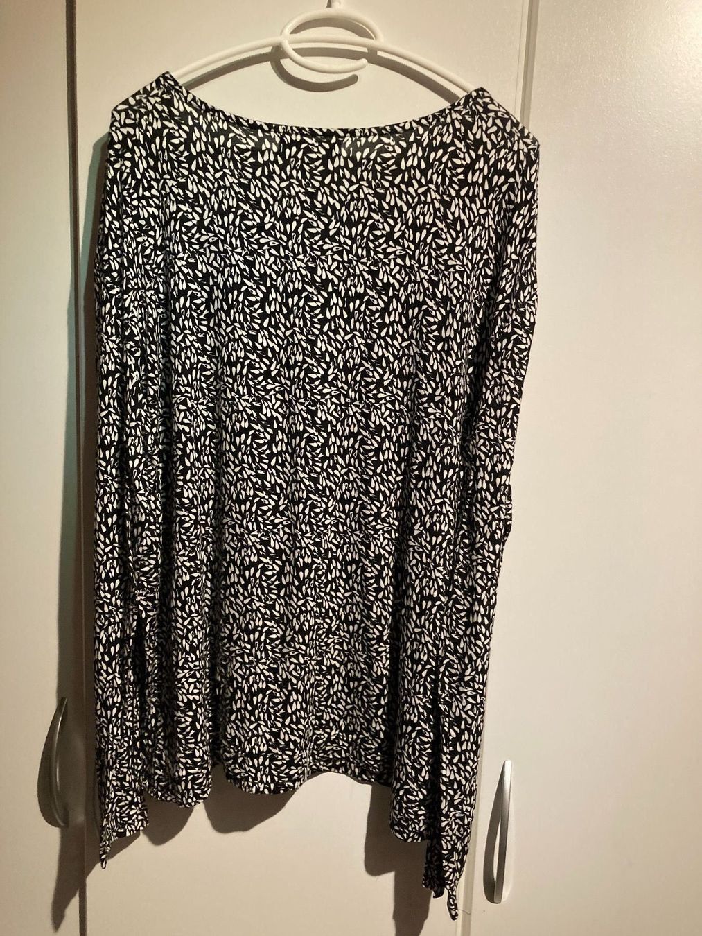 T-Shirts: Schwarz/weisses Shirt XL – Gebraucht aus Thun von Vans_98 1
